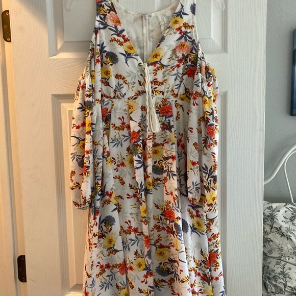 Beautiful Cold Shoulder Dress - Picture 2 of 8